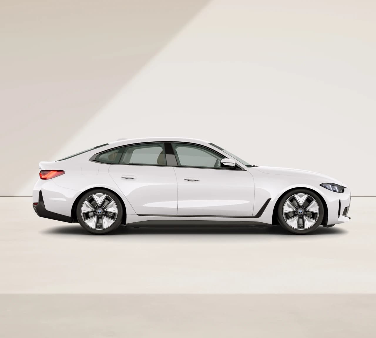 BMW i4 — thumbnail 3