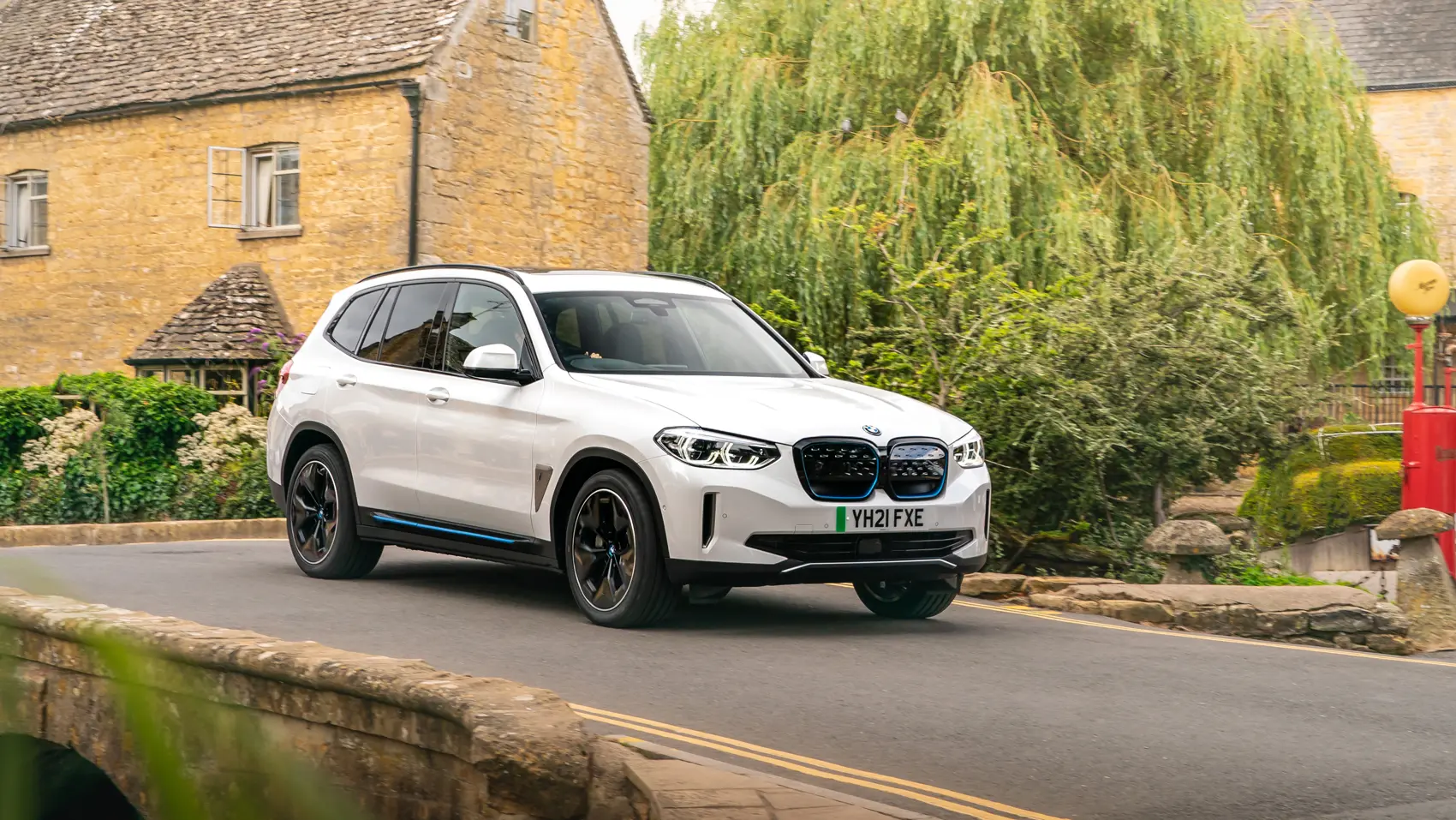 BMW iX3 — thumbnail 2