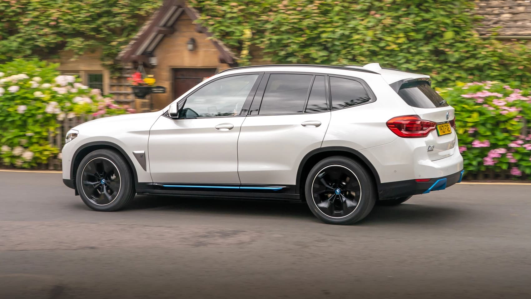 BMW iX3 — thumbnail 3