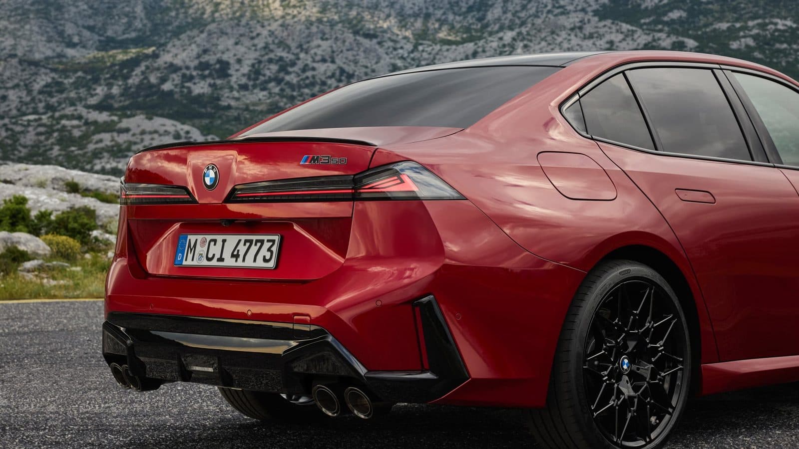 Đuôi xe BMW M350 xDrive với cánh gió và bốn ống xả