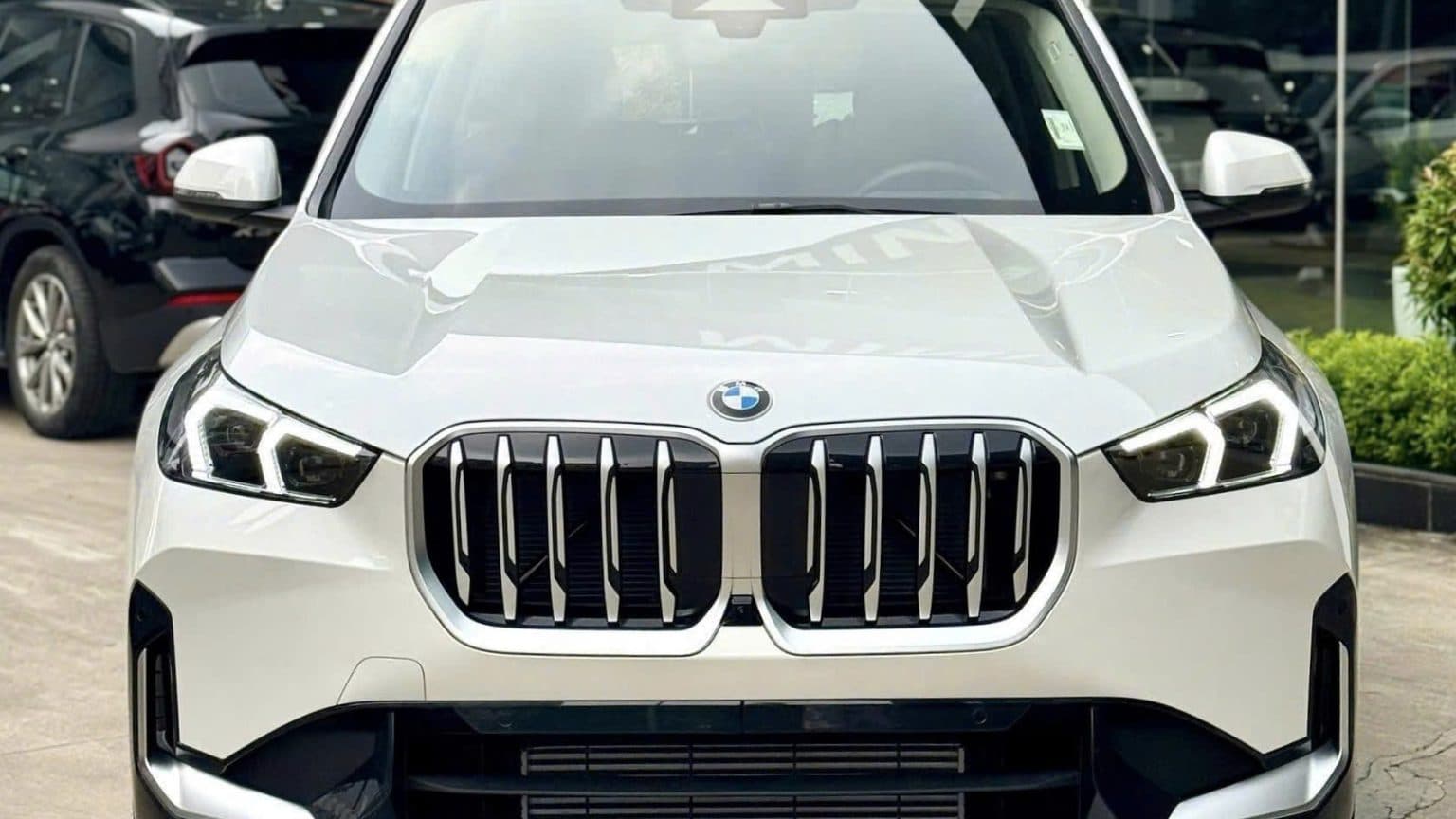 BMW X1 màu Trắng Alpine