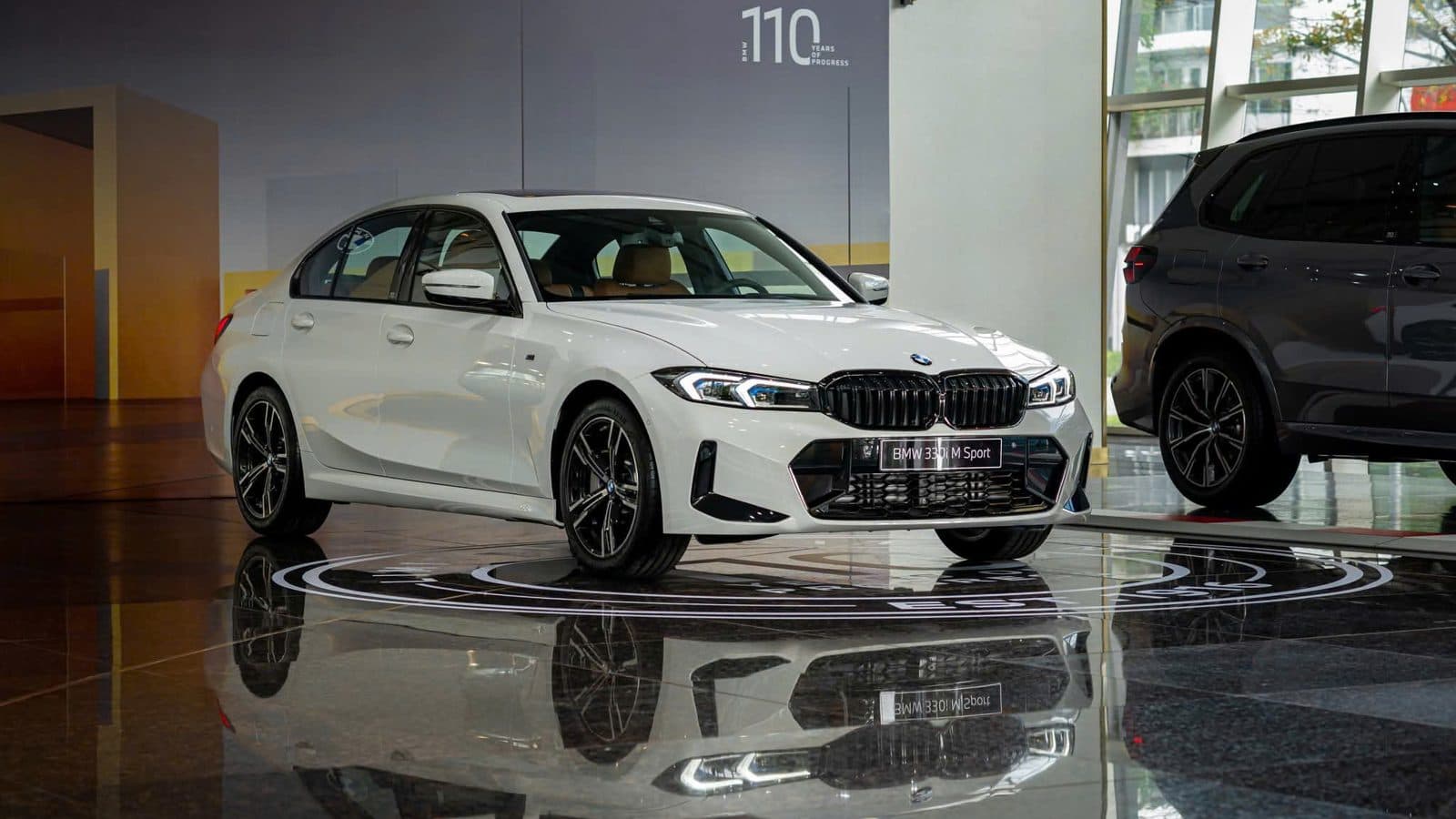 BMW 330i M Sport trưng bày tại showroom