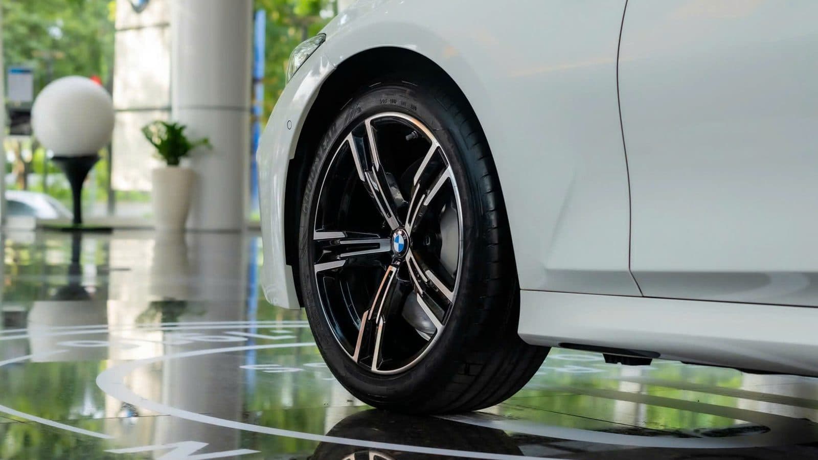 Mâm 18 inch chấu V kép trên bản M Sport